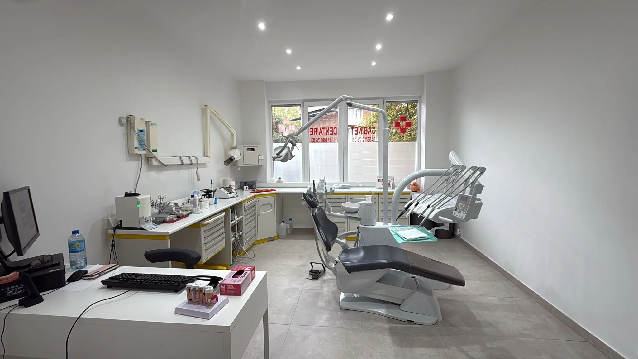 Deuxième salle de soins lumineuse du cabinet