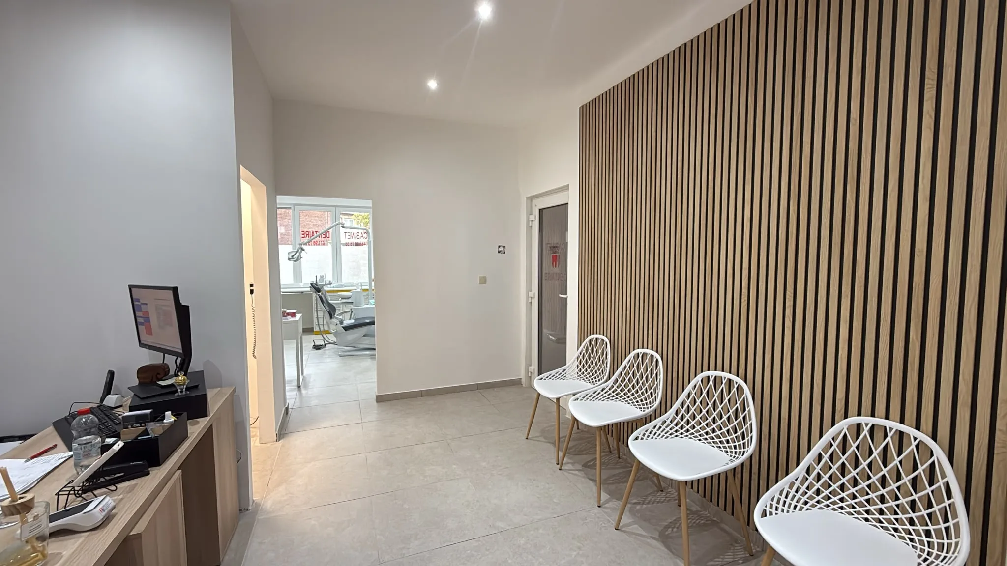 Salle d'attente et accueil du cabinet dentaire à Charleroi