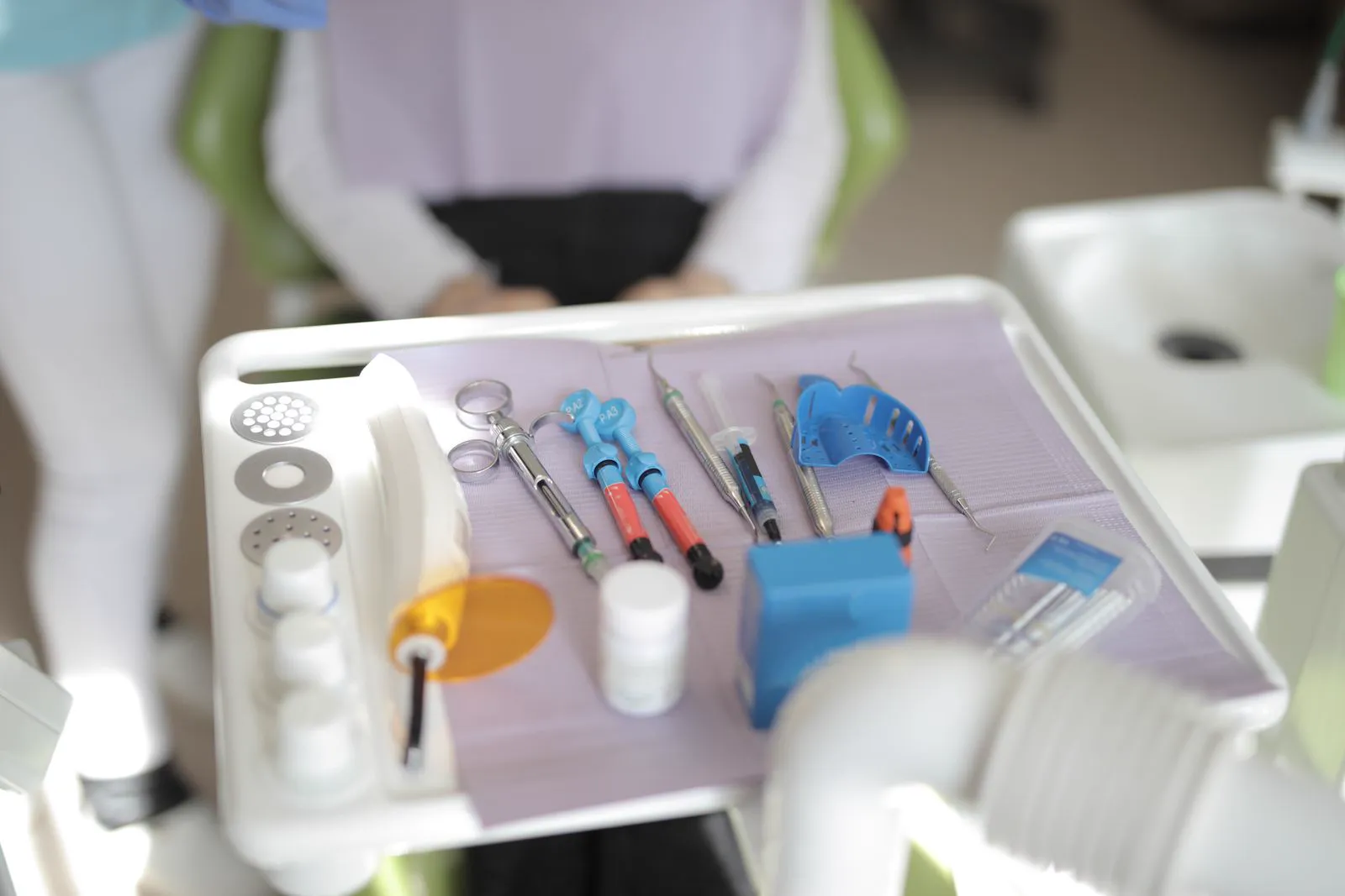 Instruments de détartrage sur un plateau en clinique dentaire