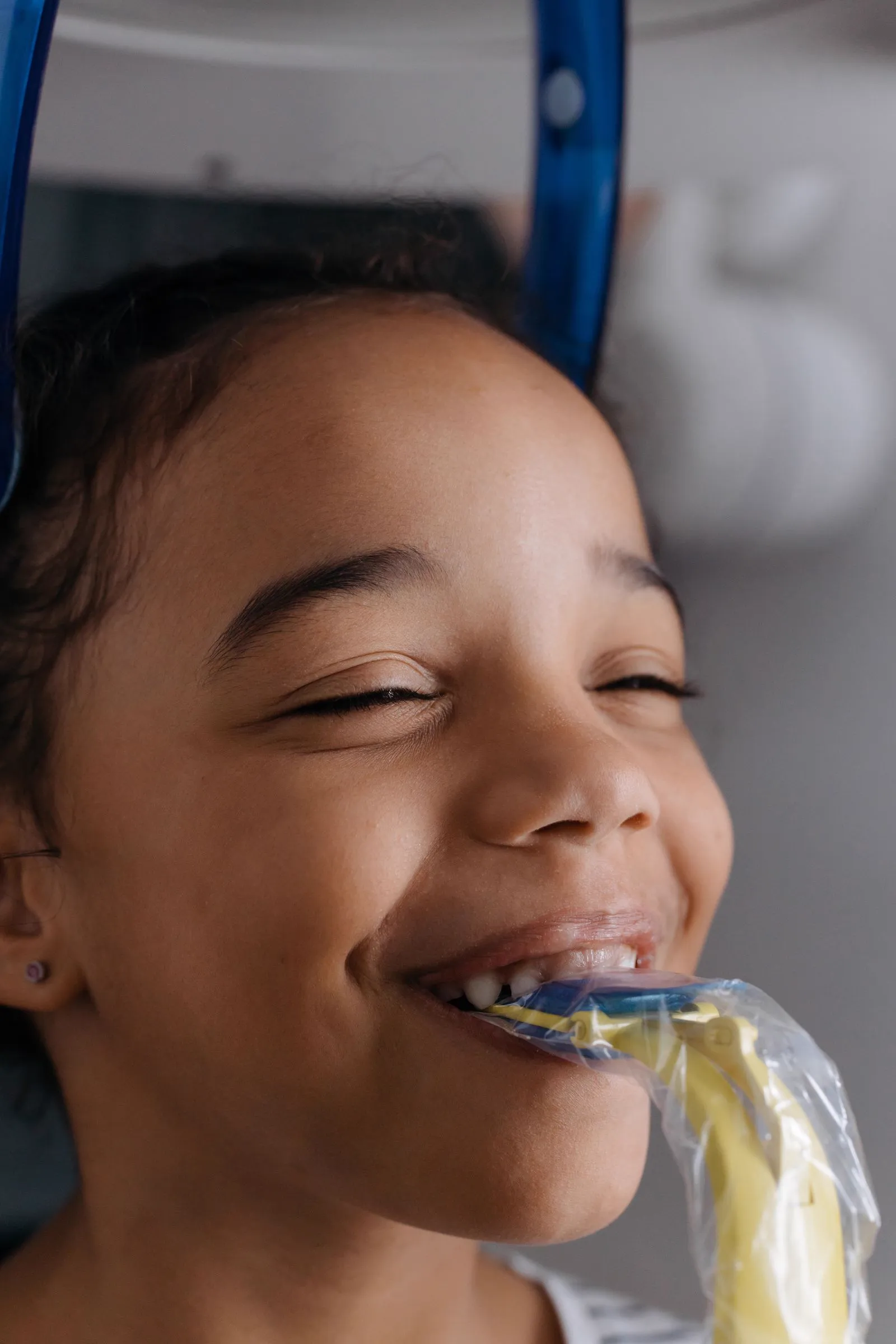 Contrôle dentaire d'une enfant chez le dentiste