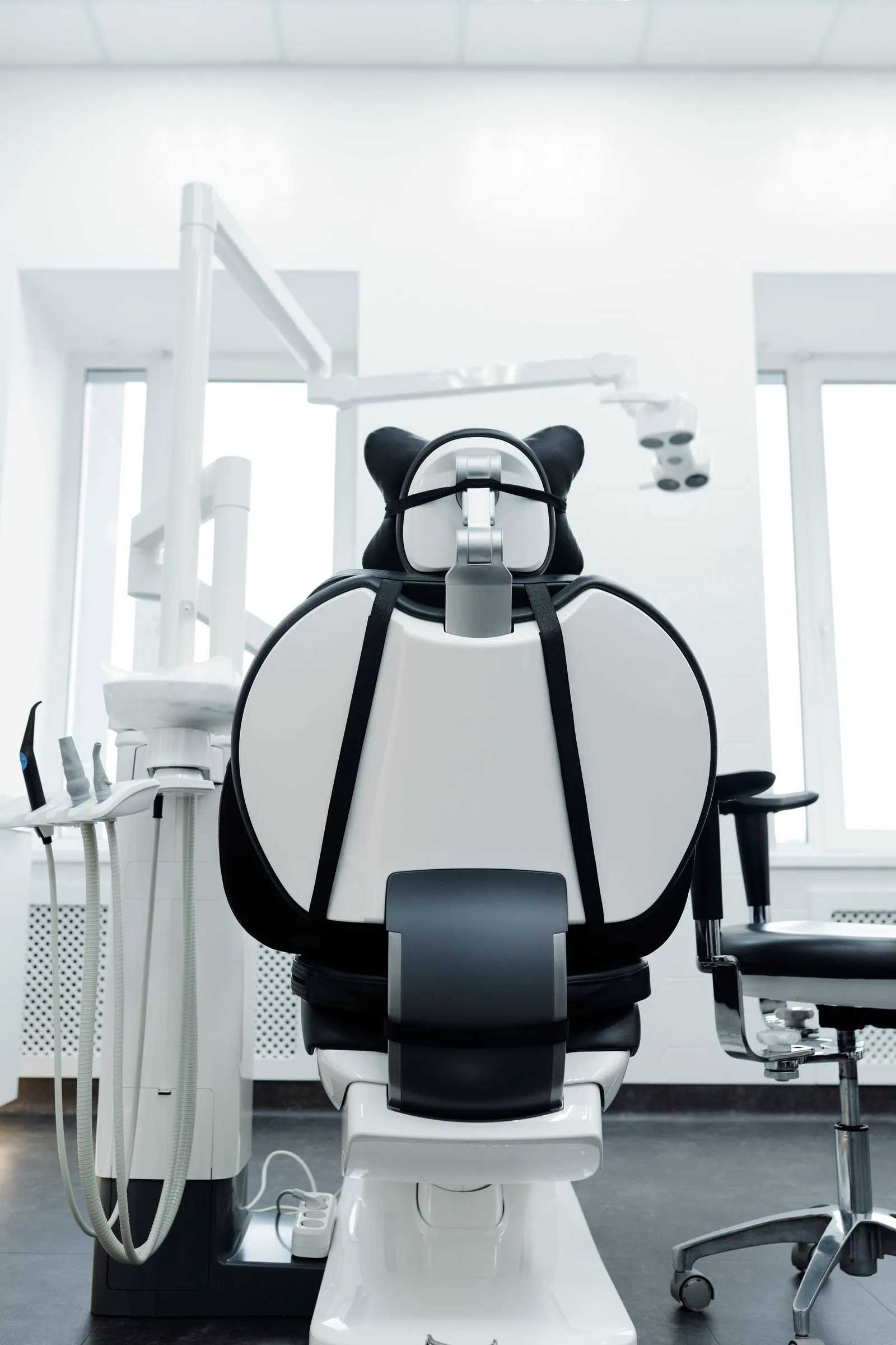 Fauteuil dentaire dans une clinique moderne, prêt pour un premier rendez-vous