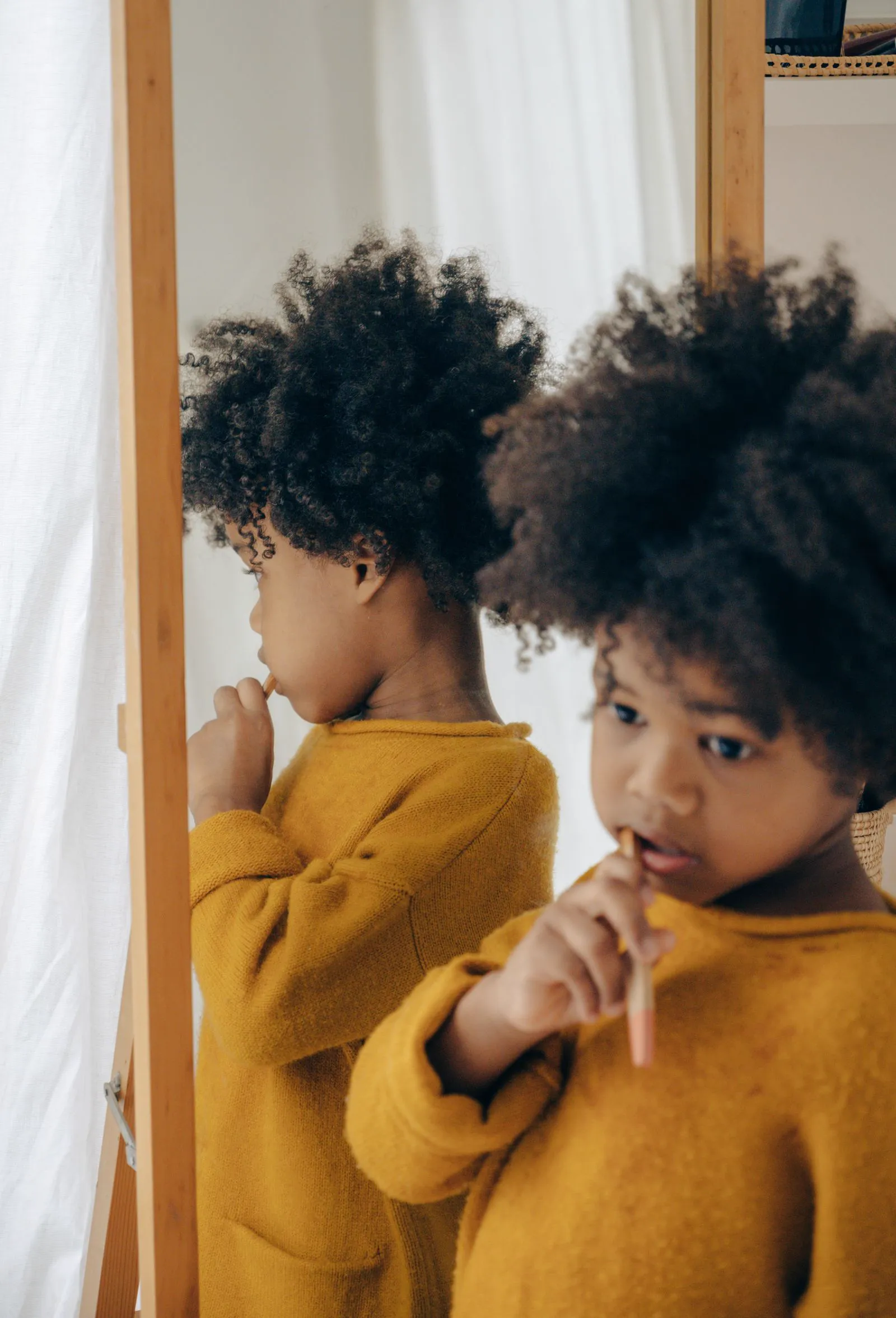 Enfant apprenant à bien se brosser les dents