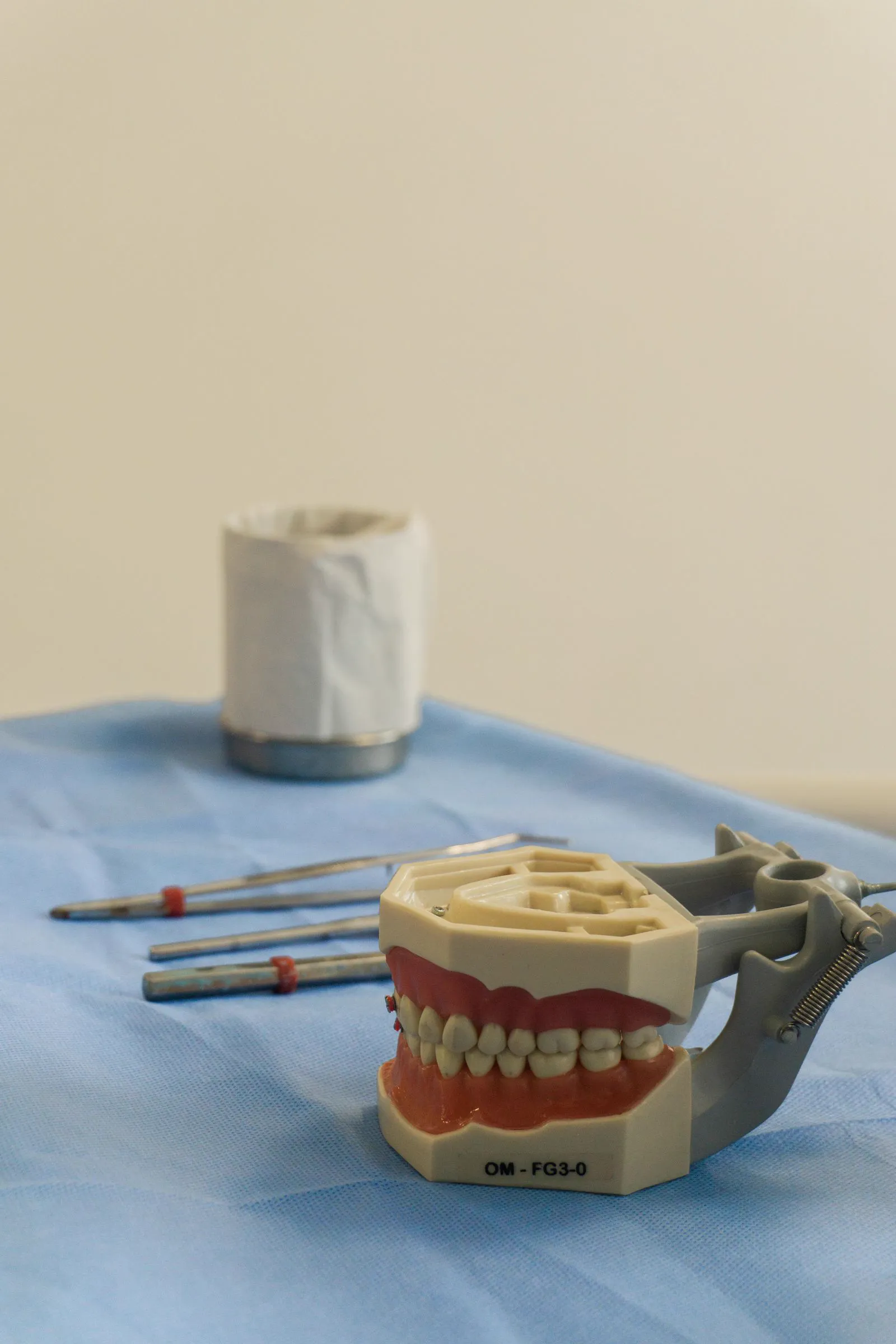 Instruments et équipement de dentisterie générale dans un cabinet moderne