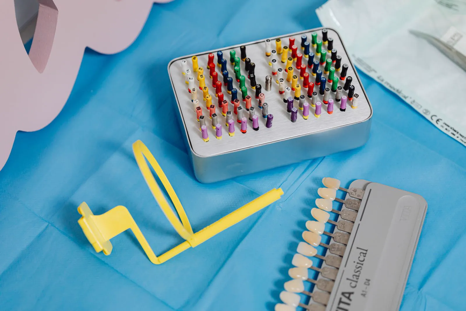 Facettes dentaires et instruments pour les soins esthétiques du sourire